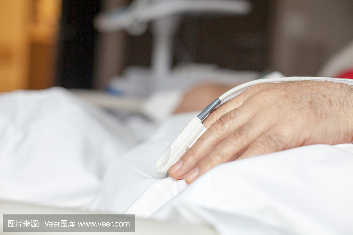 老年男子手持脈搏血氧計(jì)
